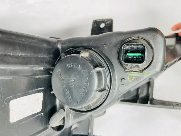 92102-3Q 2011 2012 2013 2014 HYUNDAI SONATA HALOGEN FRONT RIGHT OEM HEADLIGHT - Image 9