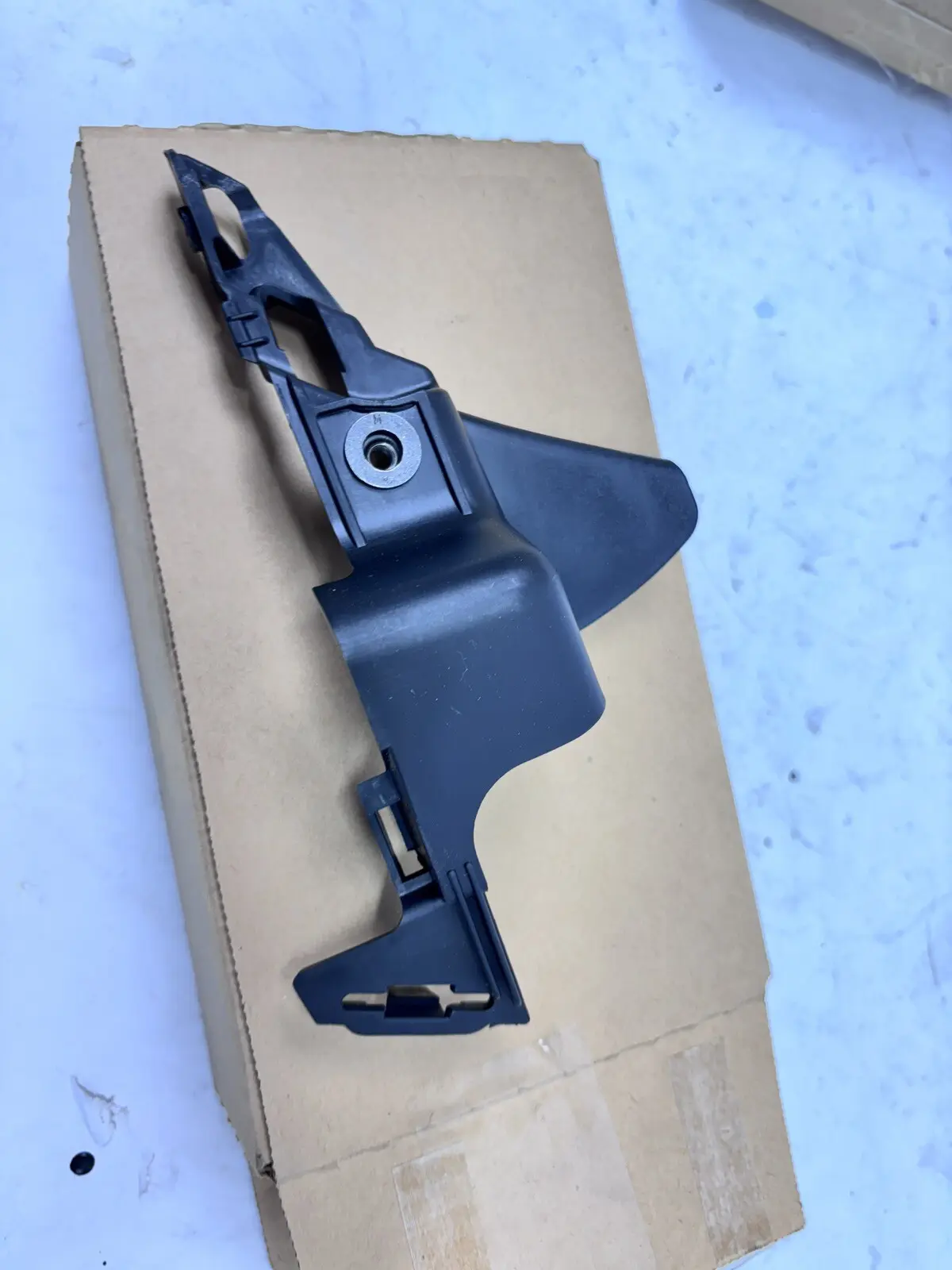 92243318 2010 2011 2012 2013 2014 2015 CHEVY CAMARO FRONT BUMPER OEM BRACKET - Image 6