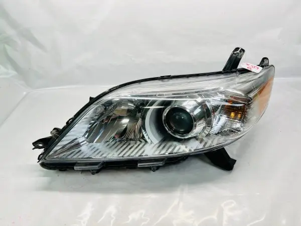 2011 2012 2013 2014 2015 2016 2017 2018 19 20 TOYOTA SIENNA  LEFT OEM HEADLIGHT