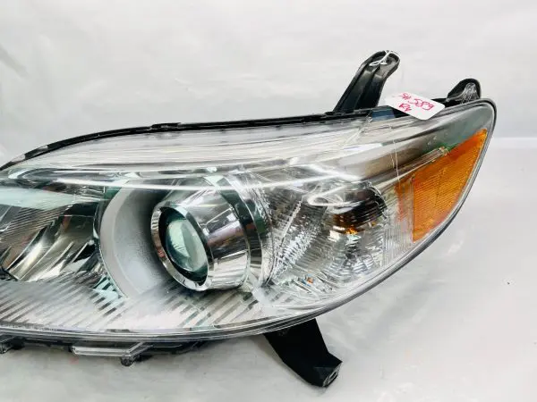 2011 2012 2013 2014 2015 2016 2017 2018 19 20 TOYOTA SIENNA  LEFT OEM HEADLIGHT - Image 2