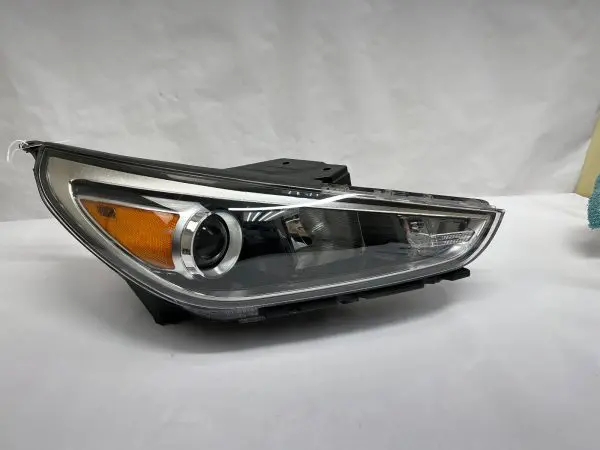 2018 2019 2020 HYUNDAI ELANTRA GT FRONT RIGHT OEM HEADLIGHT 92102-G30