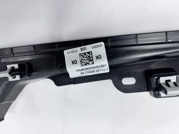 LR131925 2020-2023 LAND ROVER DEFENDER RIGHT PANEL PILLAR TRIM - Image 8