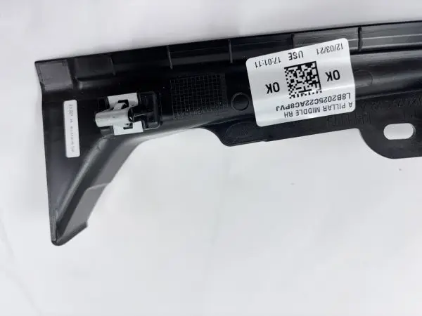 LR131925 2020-2023 LAND ROVER DEFENDER RIGHT PANEL PILLAR TRIM - Image 9