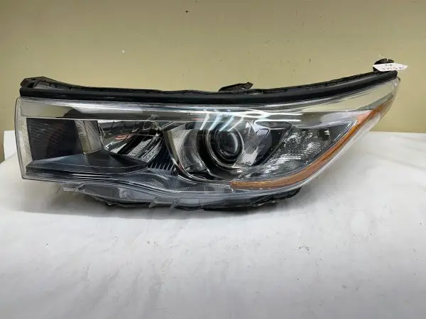 2014 2015 2016  TOYOTA HIGHLANDER HALOGEN FRONT LEFT OEM HEADLIGHT - Image 2