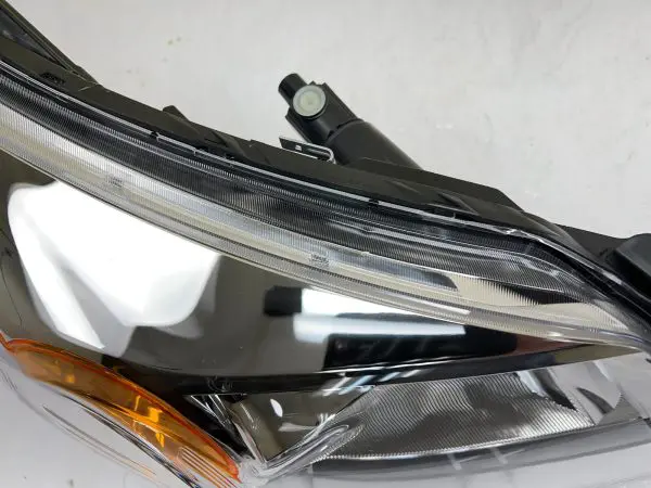 NICE 2008 2009 2010 2011 2012 TOYOTA SCION XD HALOGEN FRONT RIGHT OEM HEADLIGHT - Image 4