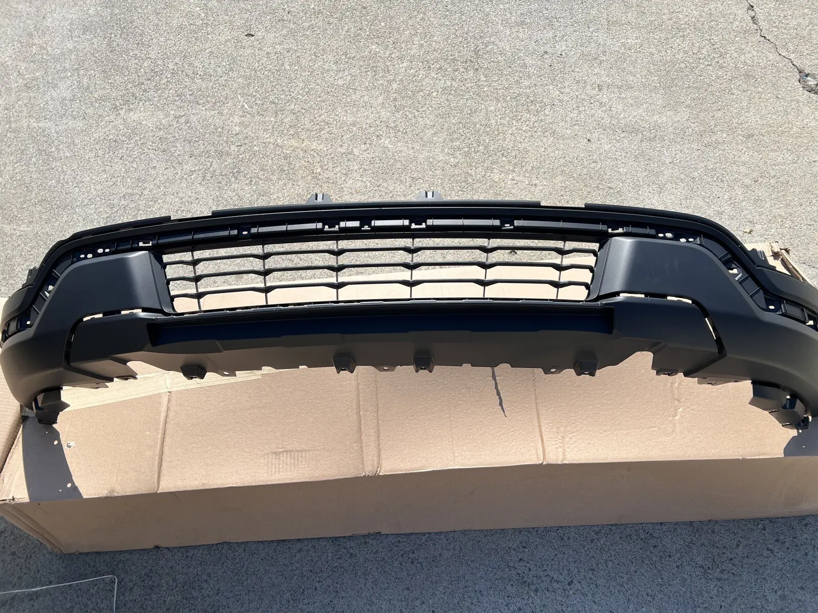 2018 2019 FORD EXPLORER  FRONT LOWER BUMPER COVER VALANCE OEM GENUINE