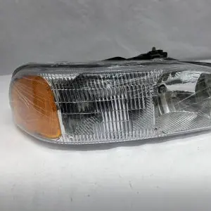 1999-2001 2002 2003 2004 2005 2006 Gmc Sierra Gmc Yukon Front Right Headlight