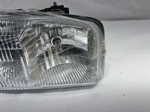 1999-2001 2002 2003 2004 2005 2006 Gmc Sierra Gmc Yukon Front Right Headlight - Image 4