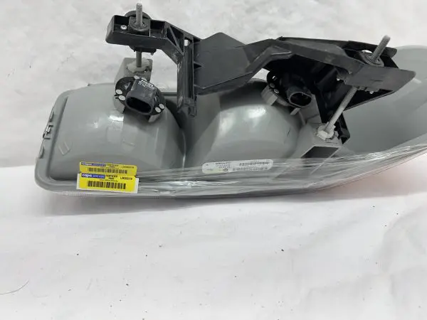 1999-2001 2002 2003 2004 2005 2006 Gmc Sierra Gmc Yukon Front Right Headlight - Image 14