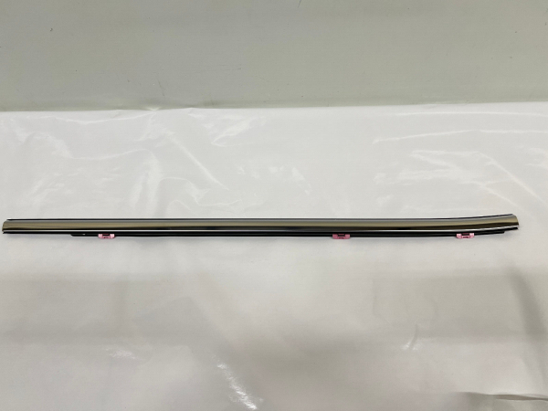 86823419 2019-2022 2023 chevy silverado 1500 front right door belt molding oem