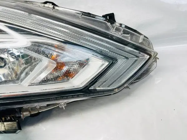 2016 2017 2018 NISSAN ALTIMA HALOGEN FRONT RIGHT OEM HEADLIGHT - Image 2