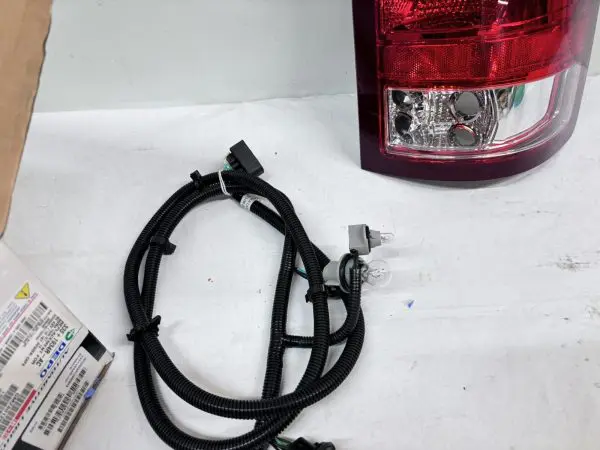 2007 2008 2009 2010 2011 2012 2013 2014 GMC SIERRA REAR RIGHT CAPA TAIL LIGHT - Image 13
