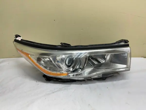2014 2015 2016  TOYOTA HIGHLANDER HALOGEN FRONT RIGHT OEM HEADLIGHT