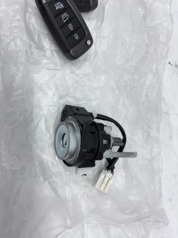 OEM 81900S2d00 2019-2023 Hyundai Sant Fe Cylinder And Keys Ignition Lock - Image 4