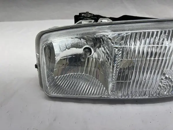 1999-2001 2002 2003 2004 2005 2006 Gmc Sierra Gmc Yukon Front Left Headlight - Image 4