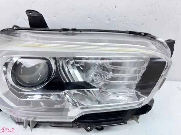 2016 2017 2018 2019 2020 2021 2022 TOYOTA TACOMA HALOGEN  RIGHT OEM HEADLIGHT - Image 10