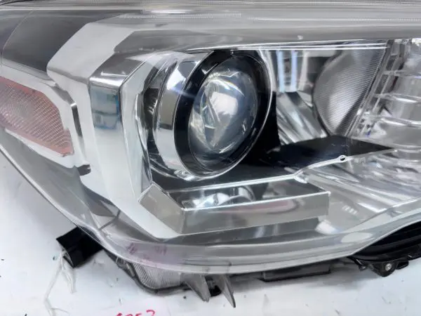 2016 2017 2018 2019 2020 2021 2022 TOYOTA TACOMA HALOGEN  RIGHT OEM HEADLIGHT - Image 13