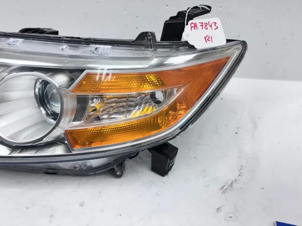 2011 2012 2013 2014 2015 2016 2017 HONDA ODYSSEY HALOGEN  LEFT OEM HEADLIGHT - Image 3