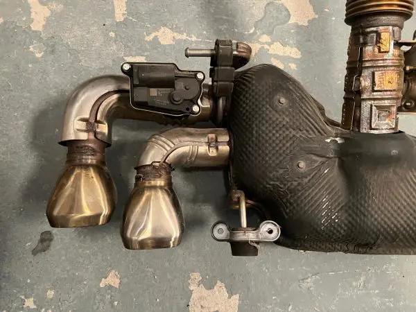 85550940 2020 2021 2022 2023 Chevy Corvette C8 Rear Oem Exhaust Muffler - Image 2