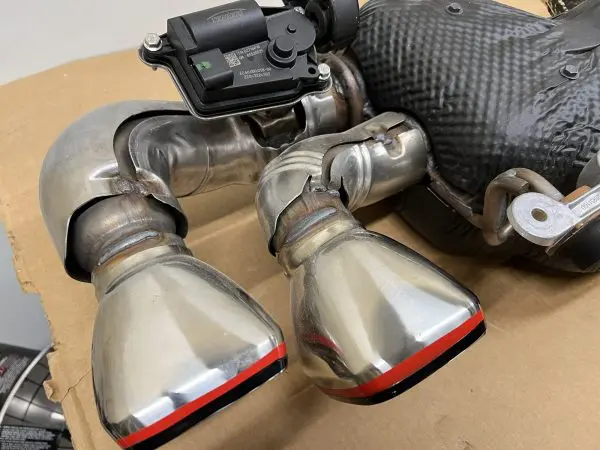 85550940 2020 2021 2022 2023 Chevy Corvette C8 Rear Oem Exhaust Muffler - Image 3