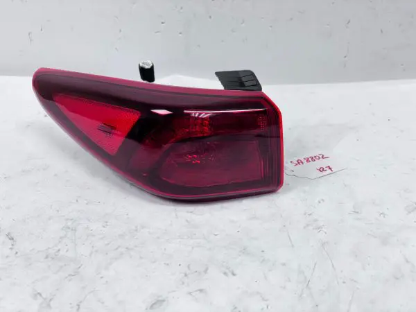 92401J9510  2022 2023 HYUNDAI KONA HALOGEN REAR LEFT OEM TAIL LIGHT - Image 2