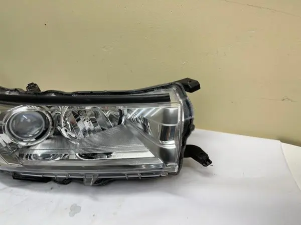 ALL TABS  2017 2018 2019  TOYOTA HIGHLANDER HALOGEN FRONT RIGHT OEM HEADLIGHT - Image 2