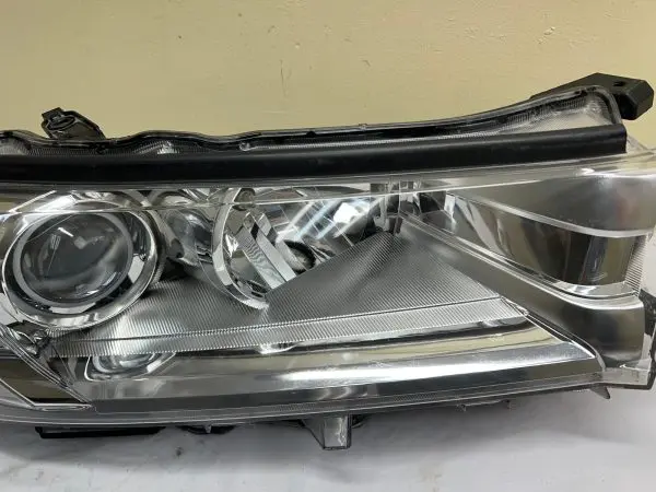 ALL TABS  2017 2018 2019  TOYOTA HIGHLANDER HALOGEN FRONT RIGHT OEM HEADLIGHT - Image 5