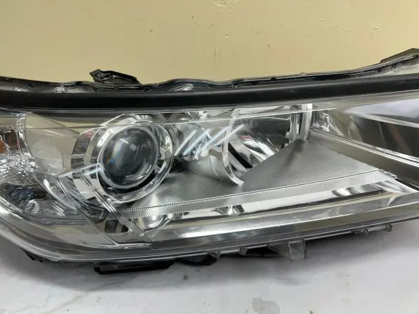 ALL TABS  2017 2018 2019  TOYOTA HIGHLANDER HALOGEN FRONT RIGHT OEM HEADLIGHT - Image 6