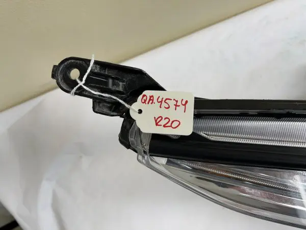 ALL TABS  2017 2018 2019  TOYOTA HIGHLANDER HALOGEN FRONT RIGHT OEM HEADLIGHT - Image 13