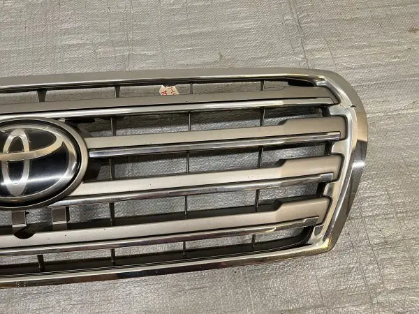 2011 2012 2013 2014 TOYOTA LAND CRUISER FRONT OEM GRILLE GENUINE DAMAGED - Image 2
