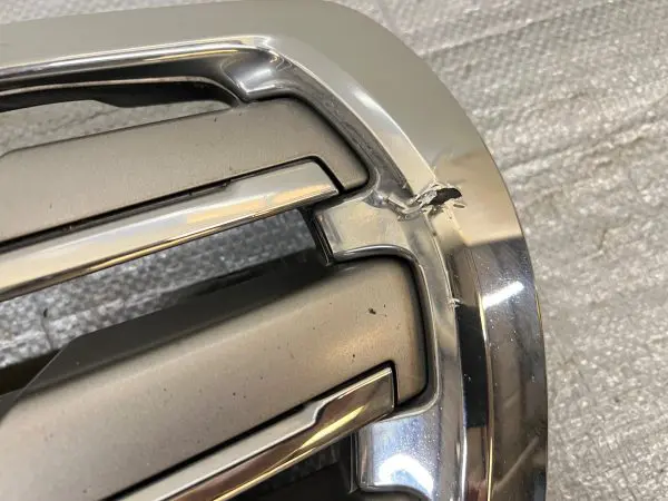 2011 2012 2013 2014 TOYOTA LAND CRUISER FRONT OEM GRILLE GENUINE DAMAGED - Image 3