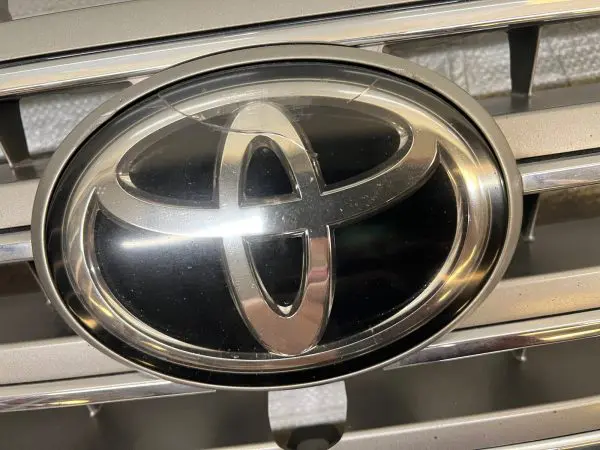 2011 2012 2013 2014 TOYOTA LAND CRUISER FRONT OEM GRILLE GENUINE DAMAGED - Image 6