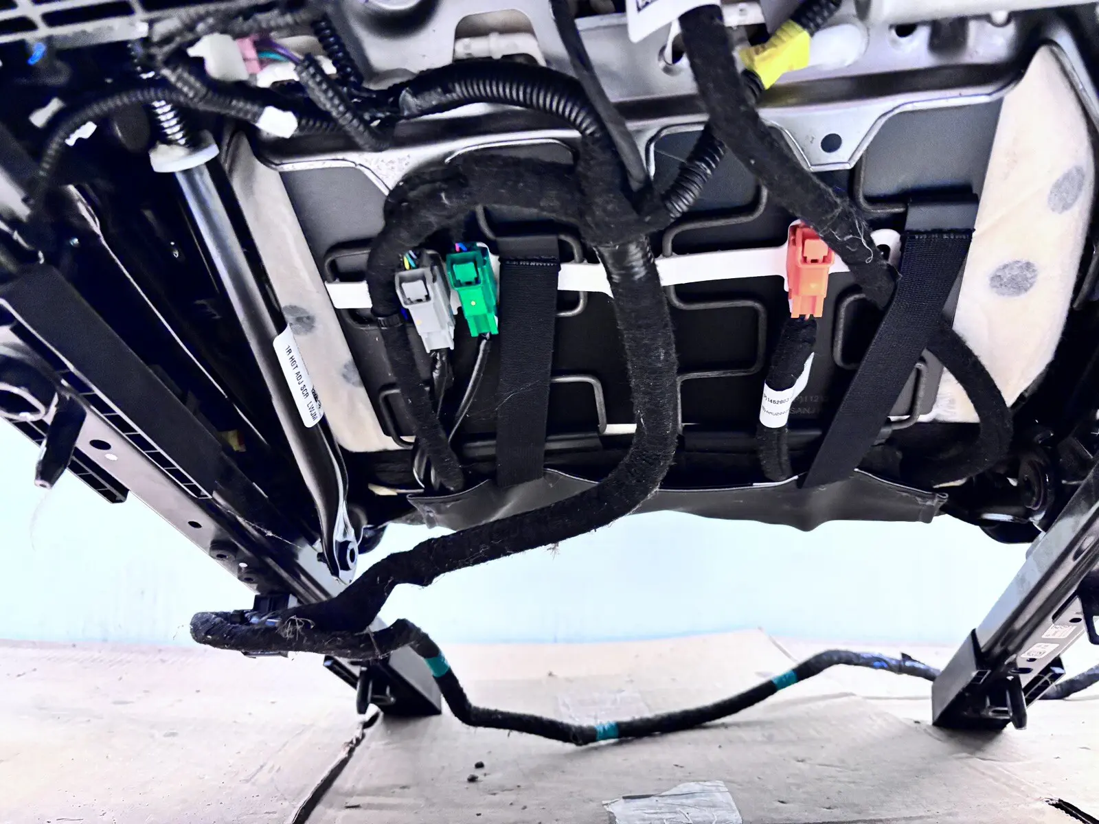 OEM 1456943-00-C 2017-2021 2022 2023 Tesla Model 3 Front Right Passenger Seat - Image 12