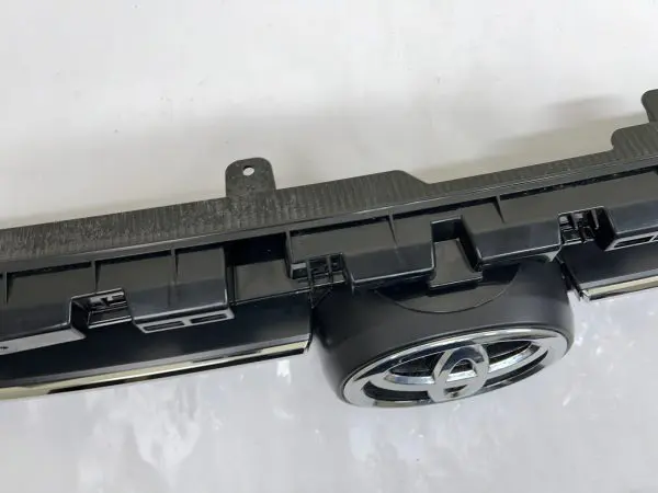 🌟 53121-35100 2020 2021 2022 2023 TOYOTA 4RUNNER OEM GRILLE UPPER INSERT - Image 12