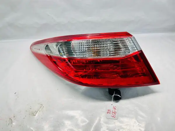 2015 2016 2017 TOYOTA CAMRY REAR LEFT OEM TAIL LIGHT