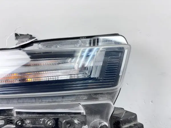 2020 2021 2022 2023 CHEVY SILVERADO 2500 3500 HALOGEN FRONT RIGHT OEM HEADLIGHT - Image 9