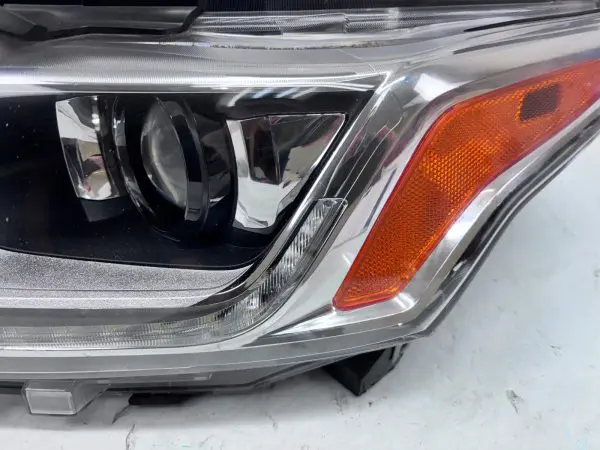 84390861  2018 2019 2010 2021 CHEVY TRAVERSE XENON HID FRONT LEFT OEM HEADLIGHT - Image 4