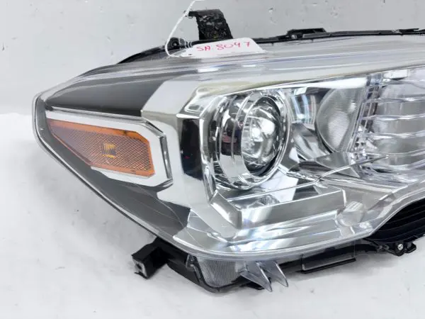 2016 2017 2018 2019 2020 2021 2022 TOYOTA TACOMA HALOGEN RIGHT OEM HEADLIGHT - Image 9