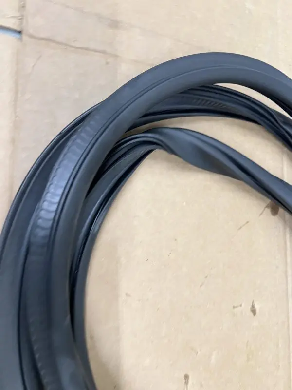 2021 2022 CADILLAC ESCALADE REAR RIGHT DOOR OEM WEATHERSTRIP 84688301 - Image 4