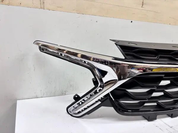 NICE 42769271  2024 2025 CHEVY TRAX CHROME FRONT OEM GRILLE GENUINE - Image 2