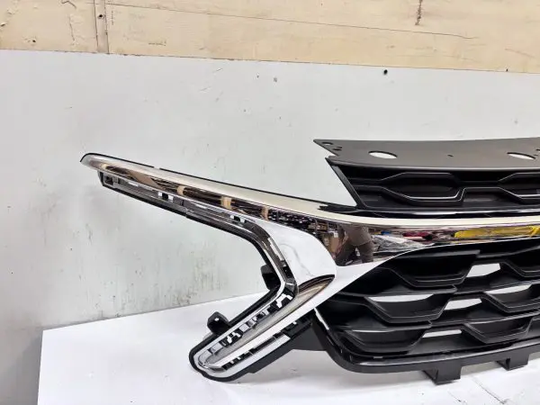 NICE 42769271  2024 2025 CHEVY TRAX CHROME FRONT OEM GRILLE GENUINE - Image 3