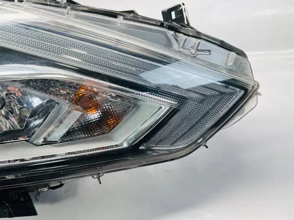 2016 2017 2018 NISSAN ALTIMA HALOGEN  FRONT RIGHT OEM HEADLIGHT - Image 2
