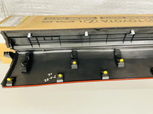 2015 2016 2017 2018 2019  TOYOTA HIGHLANDER REAR RIGHT DOOR MOLDING OEM ROCKER - Image 10