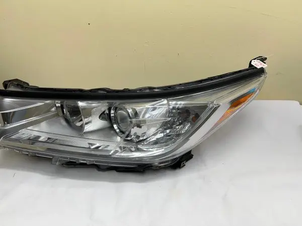 2017 2018 2019 TOYOTA HIGHLANDER HALOGEN FRONT LEFT OEM HEADLIGHT - Image 2