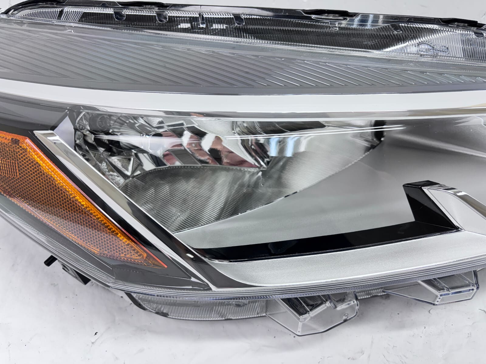 2021 2022 2023 NISSAN KICKS HALOGEN FRONT RIGHT OEM HEADLIGHT 26010-5R00A - Image 7
