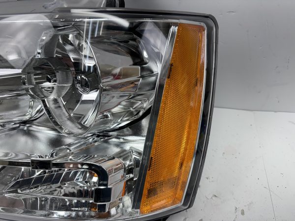 2007 2008 2009 2010 2011 2012 2013 2014 TAHOE SUBURBAN AVALANCHE LEFT  HEADLIGHT - Image 7