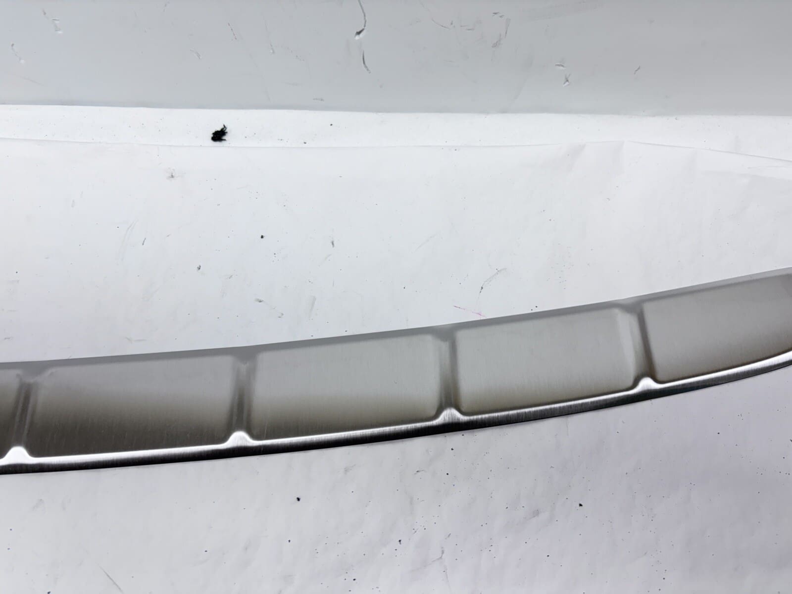 OEM 2018 2019 2020 2021 VOLVO XC60 REAR BUMPER PROTECTOR TRIM 32341448 - Image 3