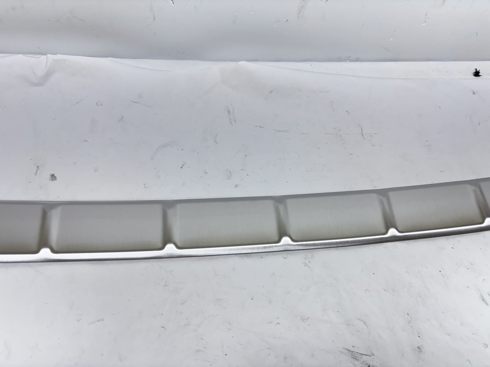 OEM 2018 2019 2020 2021 VOLVO XC60 REAR BUMPER PROTECTOR TRIM 32341448 - Image 5