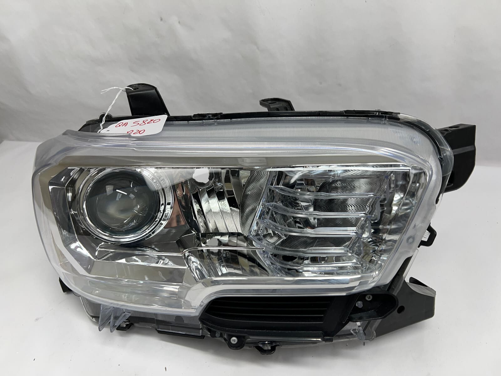 Tabs 2016 2017 2018 2019 2020 2021 2022 toyota tacoma halogen right headlight - Image 2