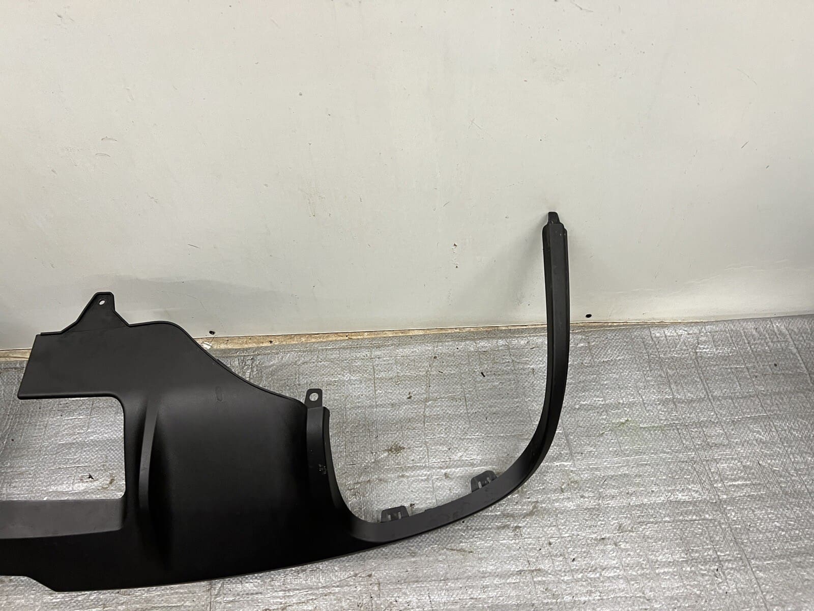 2016 2017 2018 2019 2020 2021 PORSCHE MACAN REAR BUMPER LOWER VALANCE 95b807834n - Image 2